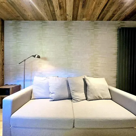 Cozy In Center *